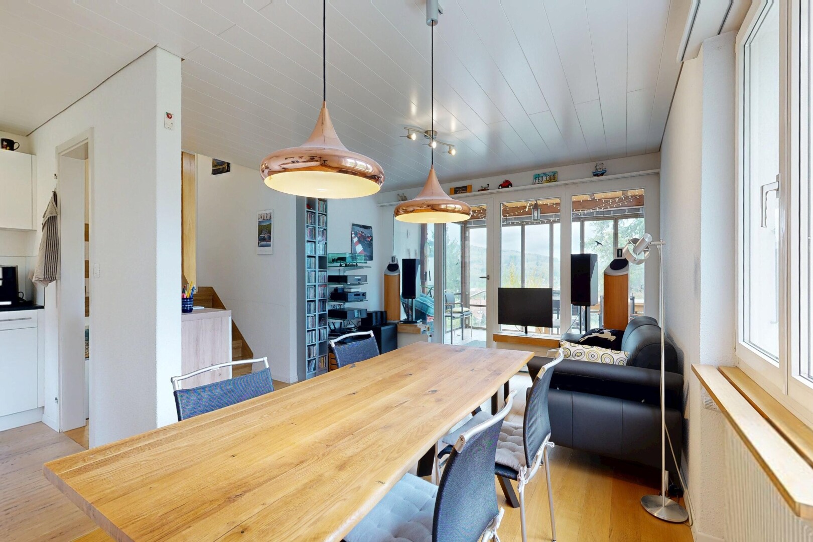 salon / salle à manger avec wood finish floor, sol en finition bois, inside property, light floor, et natural light