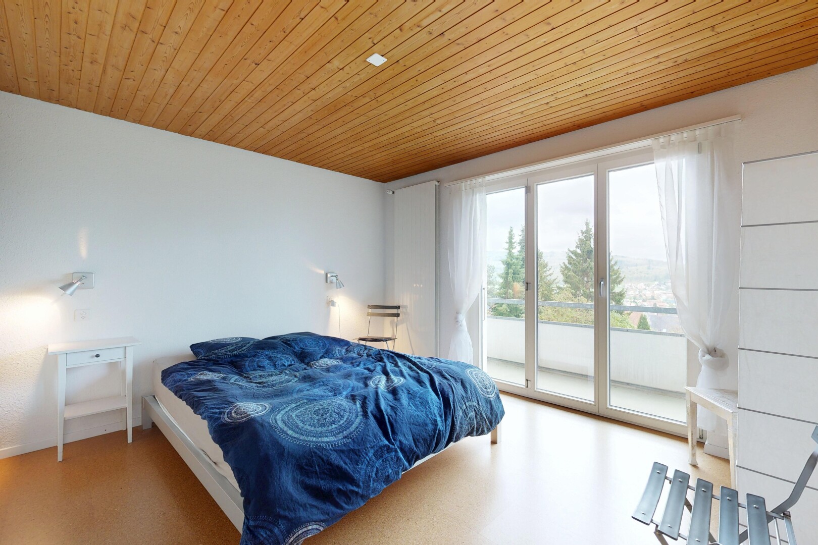 chambre avec cloison sèche, drywall, plafond en bois, wood ceiling, et inside property