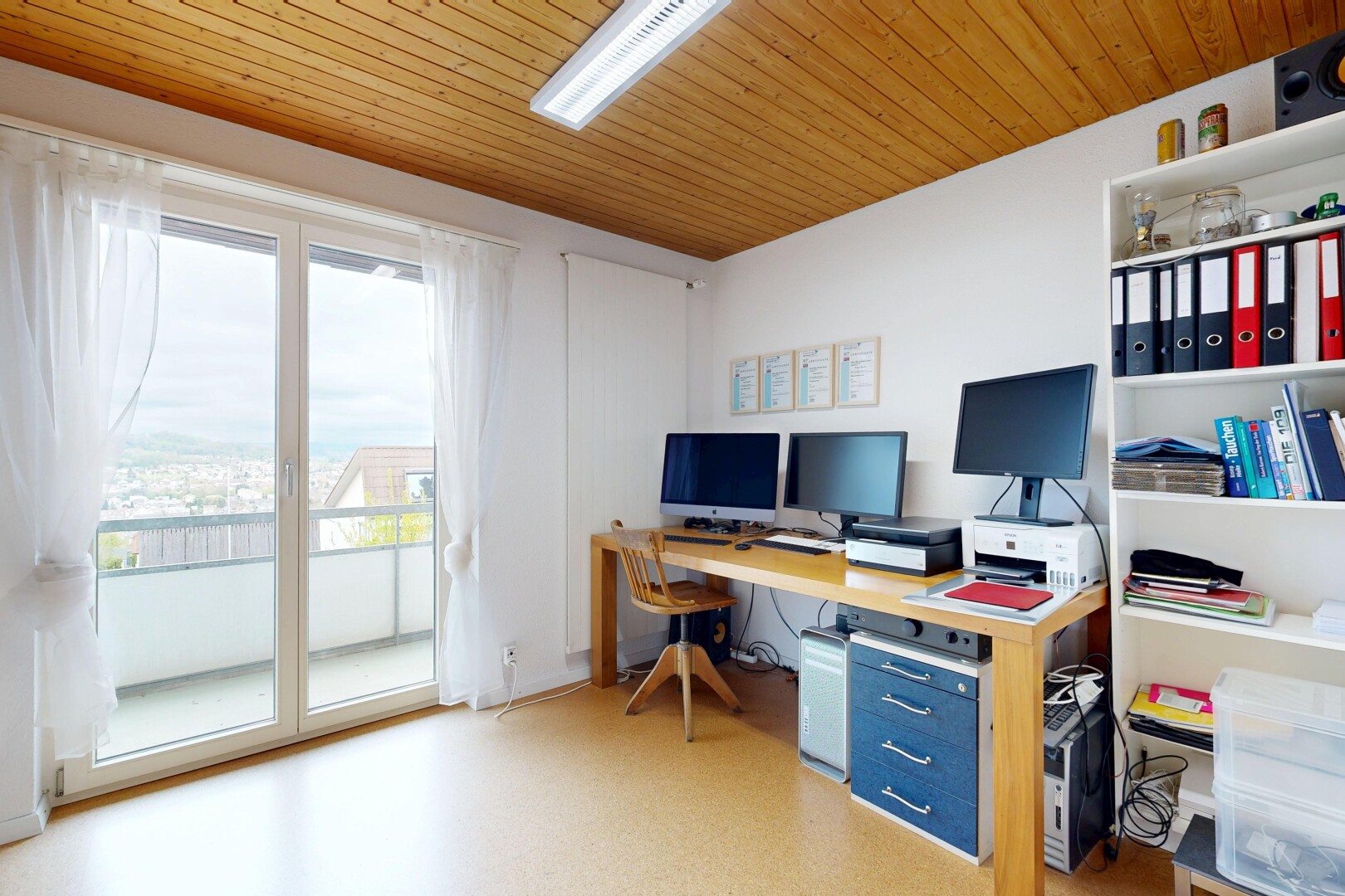 bureau avec espace bureau, inside property, natural light, lumière naturelle, et télévision