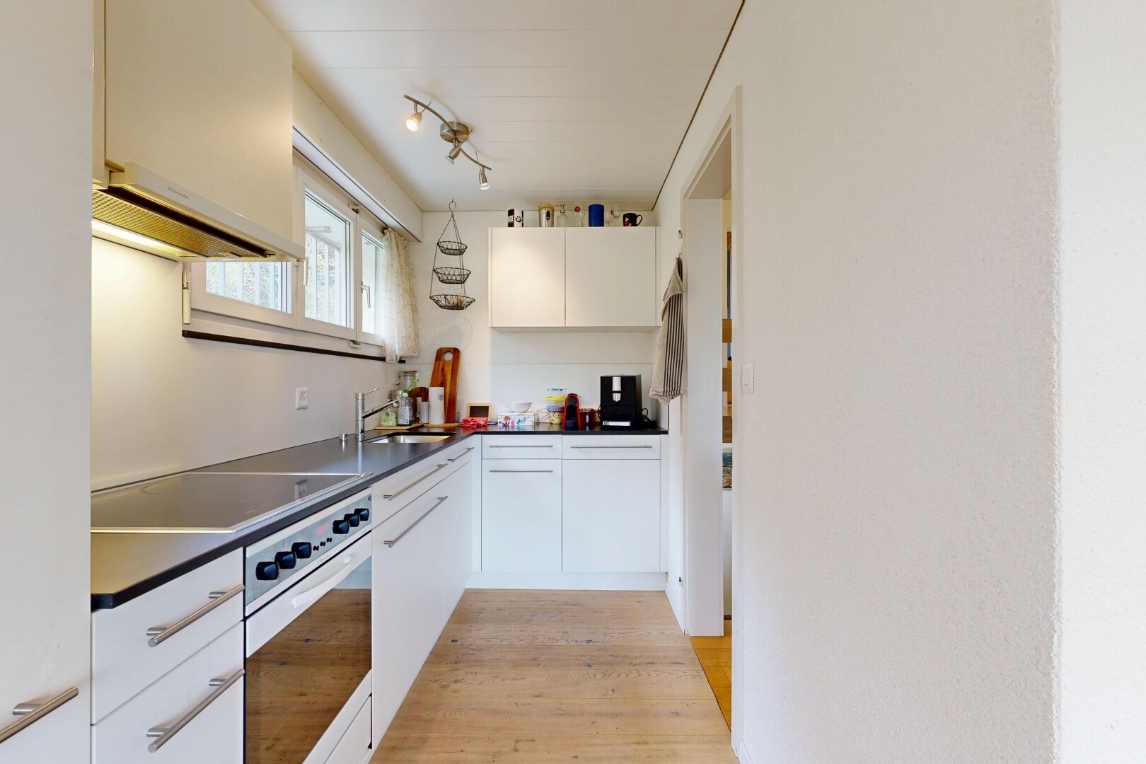 cuisine avec four, light floor, inside property, lumière naturelle, et natural light