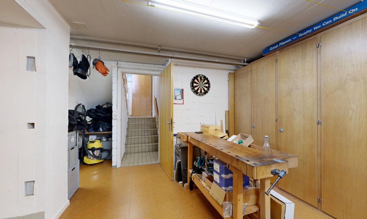 salle à manger avec light floor, inside property, escaliers, vinyl floor, et sol en vinyle