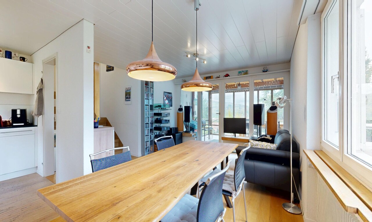salon / salle à manger avec wood finish floor, sol en finition bois, inside property, light floor, et natural light