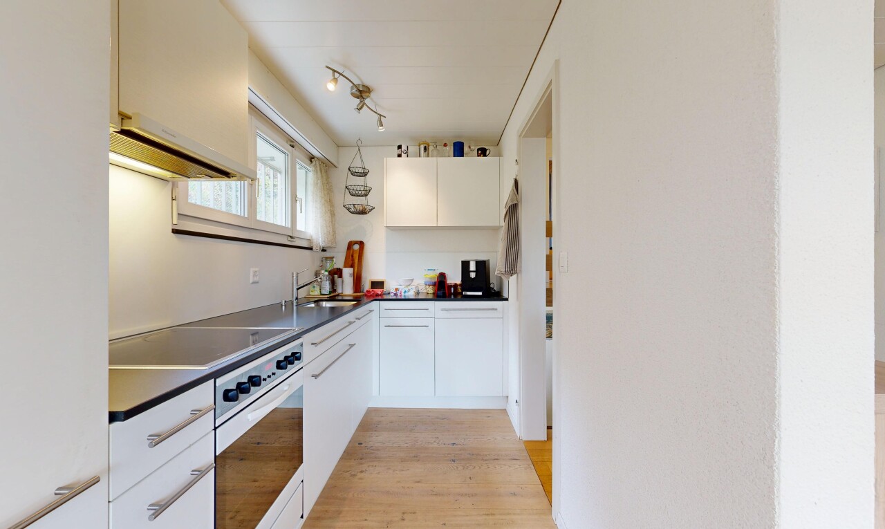 cuisine avec four, light floor, inside property, lumière naturelle, et natural light