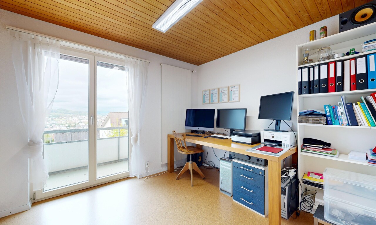 bureau avec espace bureau, inside property, natural light, lumière naturelle, et télévision