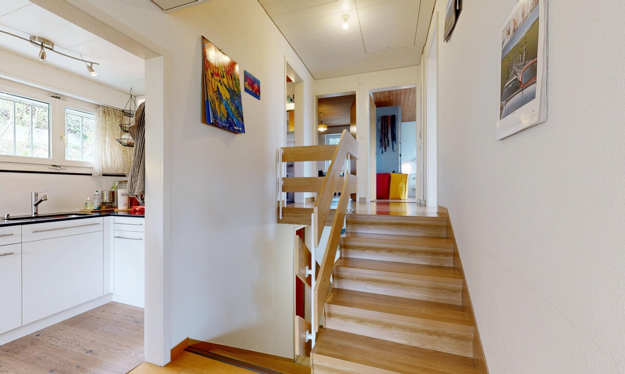 escaliers avec inside property, sol en finition bois, wood finish floor, cloison sèche, et drywall