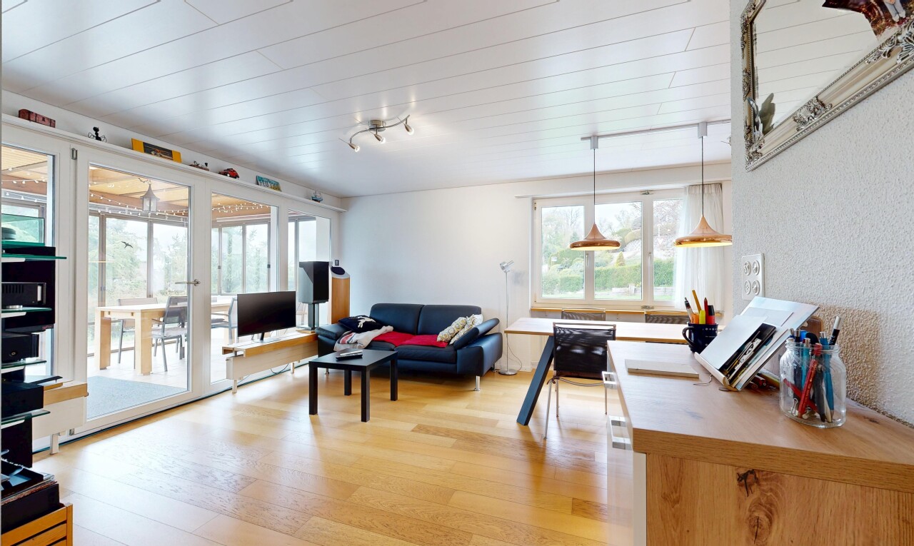 salon avec inside property, sol en finition bois, wood finish floor, lumière naturelle, et natural light