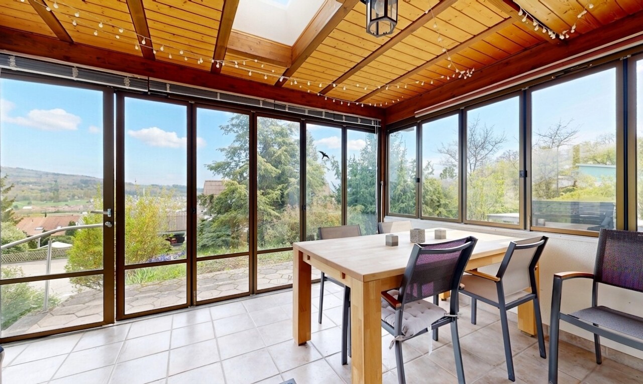 salle à manger avec day time, lumière naturelle, natural light, inside property, et plafond en bois