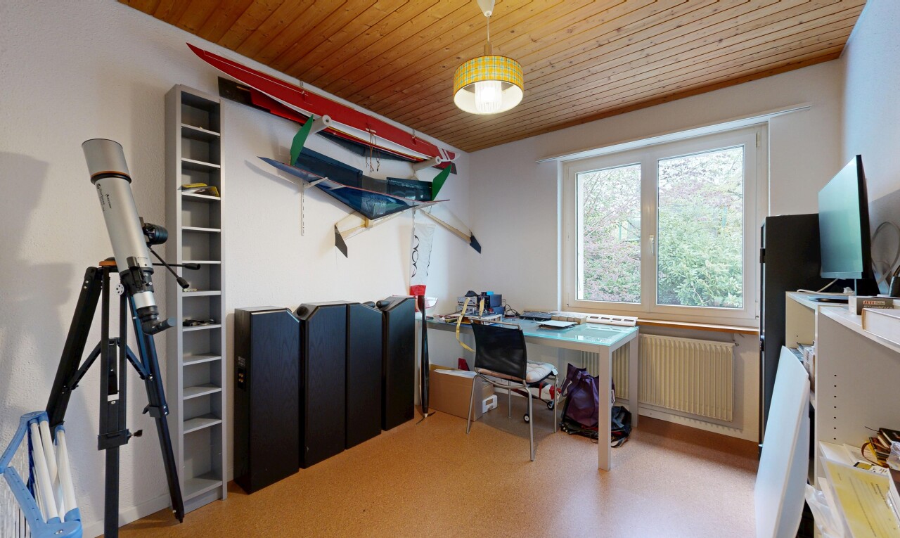 bureau avec inside property, wood ceiling, plafond en bois, natural light, et lumière naturelle
