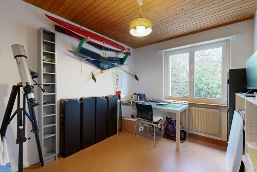 bureau avec inside property, wood ceiling, plafond en bois, natural light, et lumière naturelle