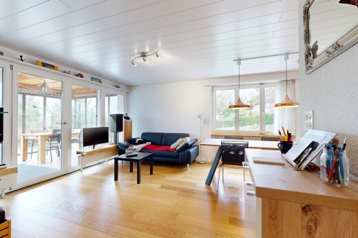 salon avec inside property, sol en finition bois, wood finish floor, lumière naturelle, et natural light