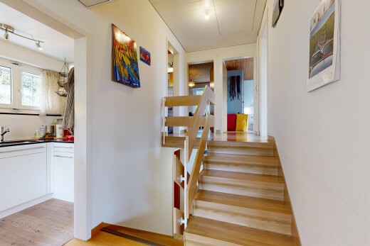 treppe mit inside property, holzfußboden, wood finish floor, gipskartonwand, und drywall