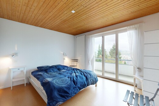 zimmer / schlafzimmer mit gipskartonwand, drywall, holzdecke, wood ceiling, und inside property