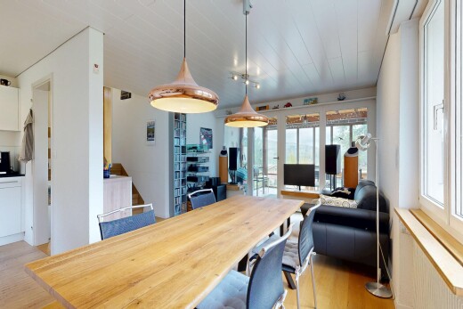 salon / salle à manger avec wood finish floor, sol en finition bois, inside property, light floor, et natural light