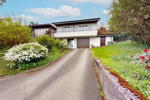 außenansicht mit day time, property visible, eingebaute garage, auffahrt, und balkon