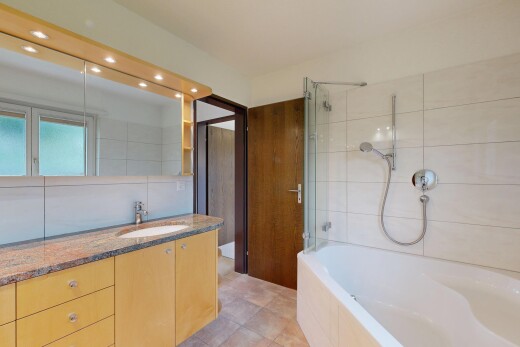 bad mit komplettes badezimmer, schminktisch, inside property, kombiniertes bad / dusche, und waschbecken