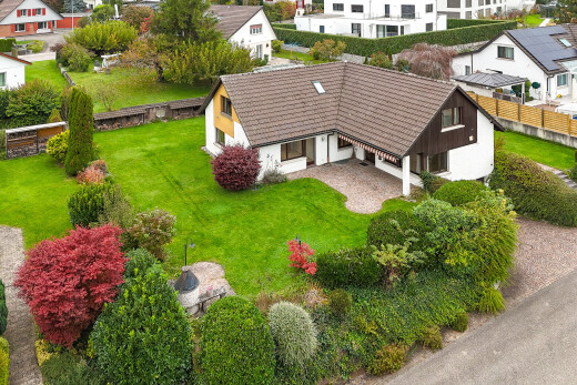 außenansicht mit rasen, wohngebietblick, residential view, property visible, und zaun