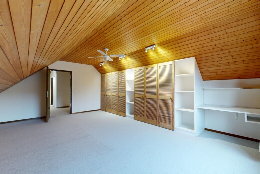 leerer raum mit zusätzliches zimmer, inside property, vaulted ceiling, dachschräge, und low ceiling