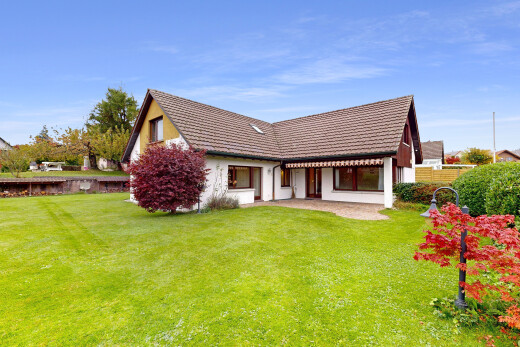 außenansicht mit property visible, rasen, terrasse, day time, und zaun