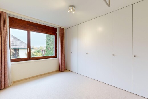 leerer raum mit natural light, natürliches licht, inside property, carpet, und teppich