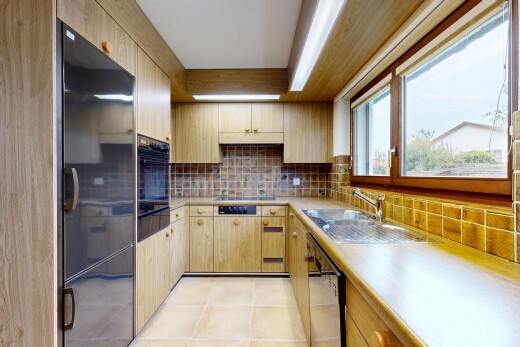 küche mit küchenrückwand beim herd, küchenrückwand beim Herd, kühlschrank, arbeitsplatten, und inside property