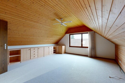 leerer raum mit natural light, natürliches licht, inside property, carpet, und teppich