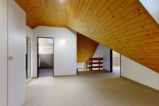 halle / korridor mit gipskartonwand, drywall, dachschräge, vaulted ceiling, und inside property