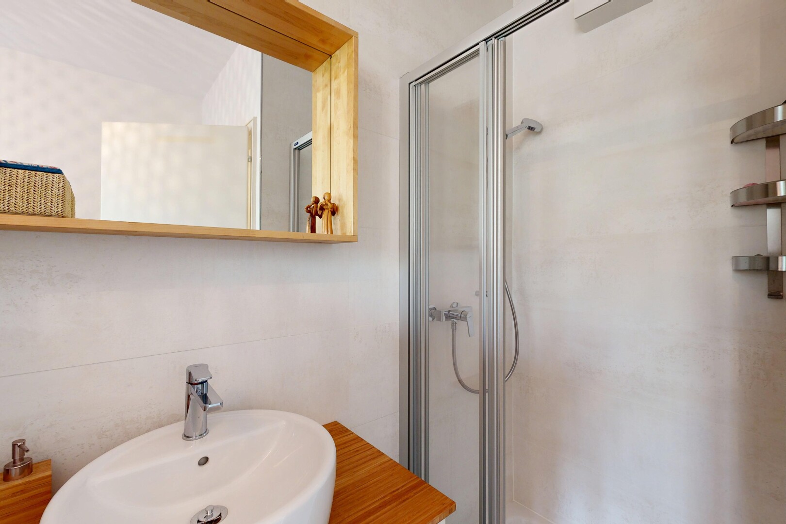 bad mit dusche, komplettes badezimmer, waschbecken, inside property, und spiegel