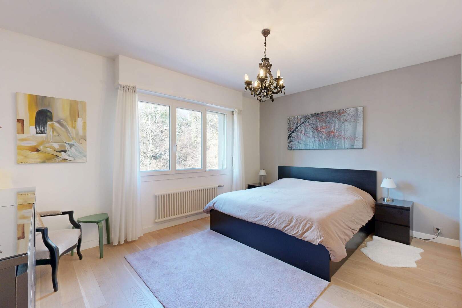 zimmer / schlafzimmer mit wood finish floor, holzfußboden, kühler, drywall, und gipskartonwand