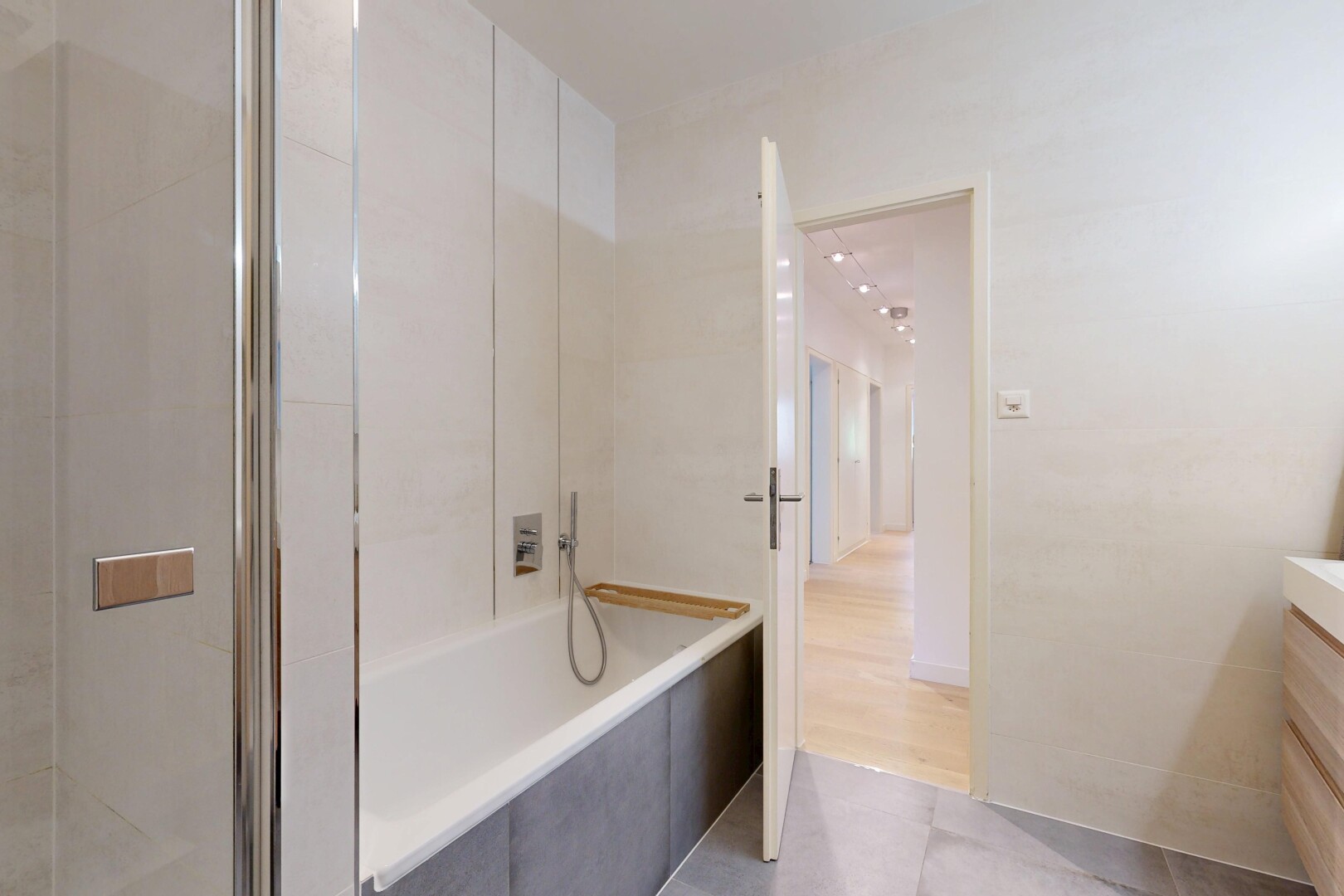 bad mit komplettes badezimmer, schminktisch, inside property, tile floor, und fliesenboden