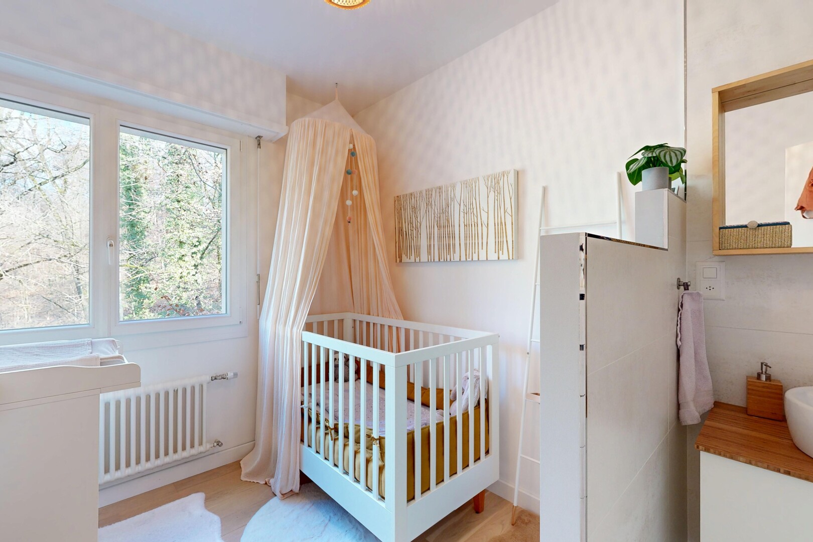 zimmer / schlafzimmer mit kühler, inside property, natural light, natürliches licht, und wood finish floor