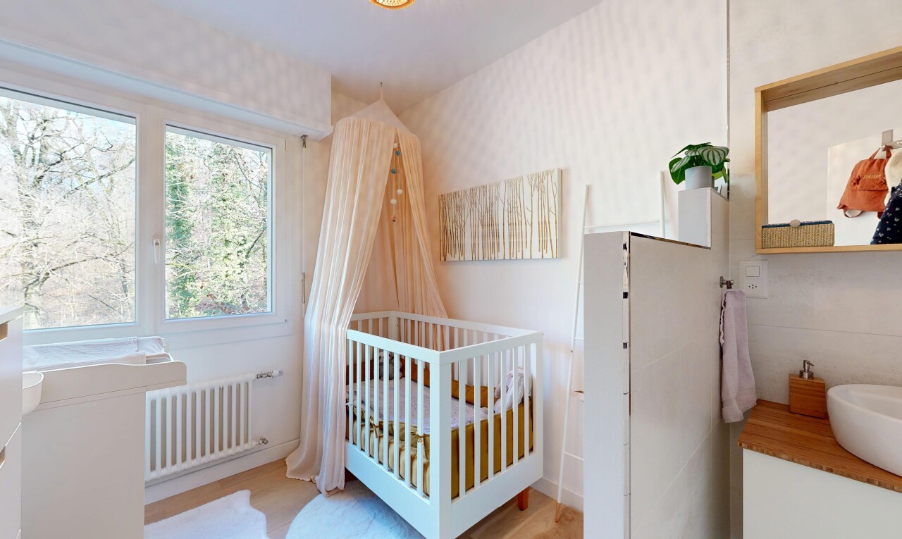 zimmer / schlafzimmer mit kühler, inside property, natural light, natürliches licht, und wood finish floor