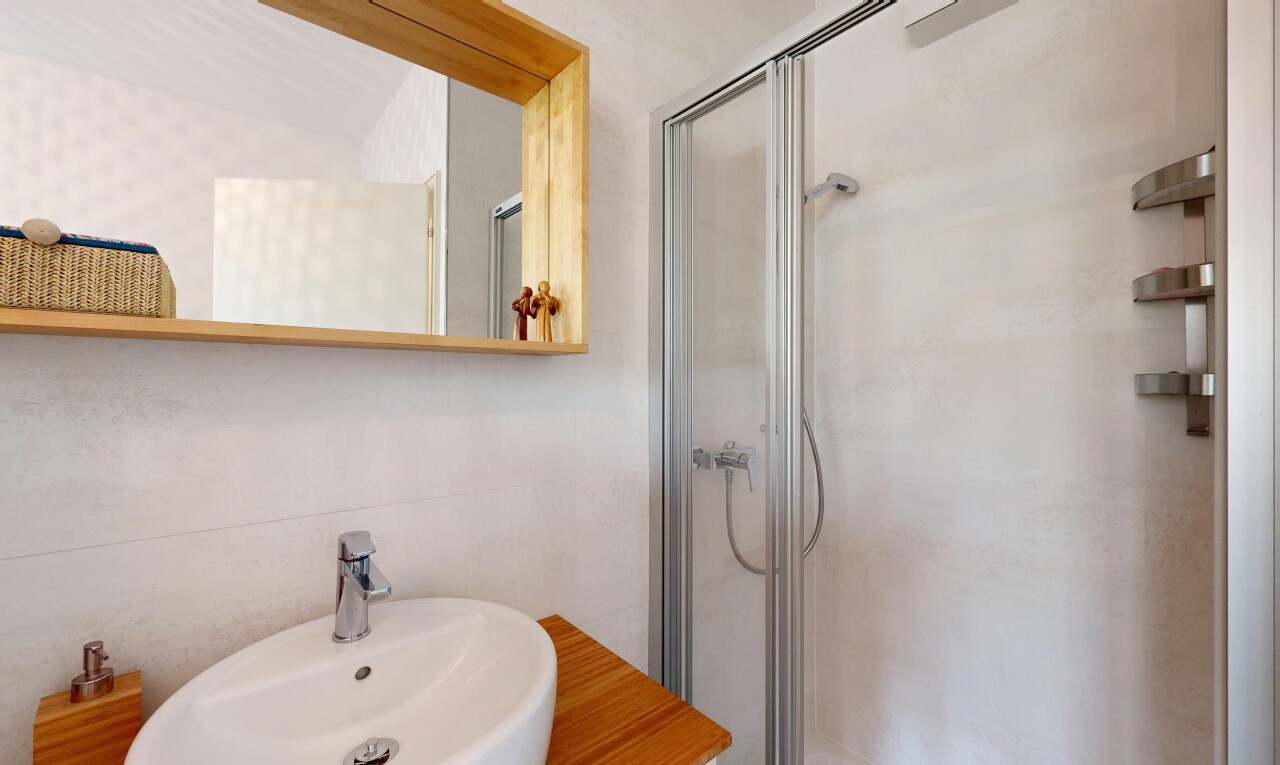 bad mit dusche, komplettes badezimmer, waschbecken, inside property, und spiegel