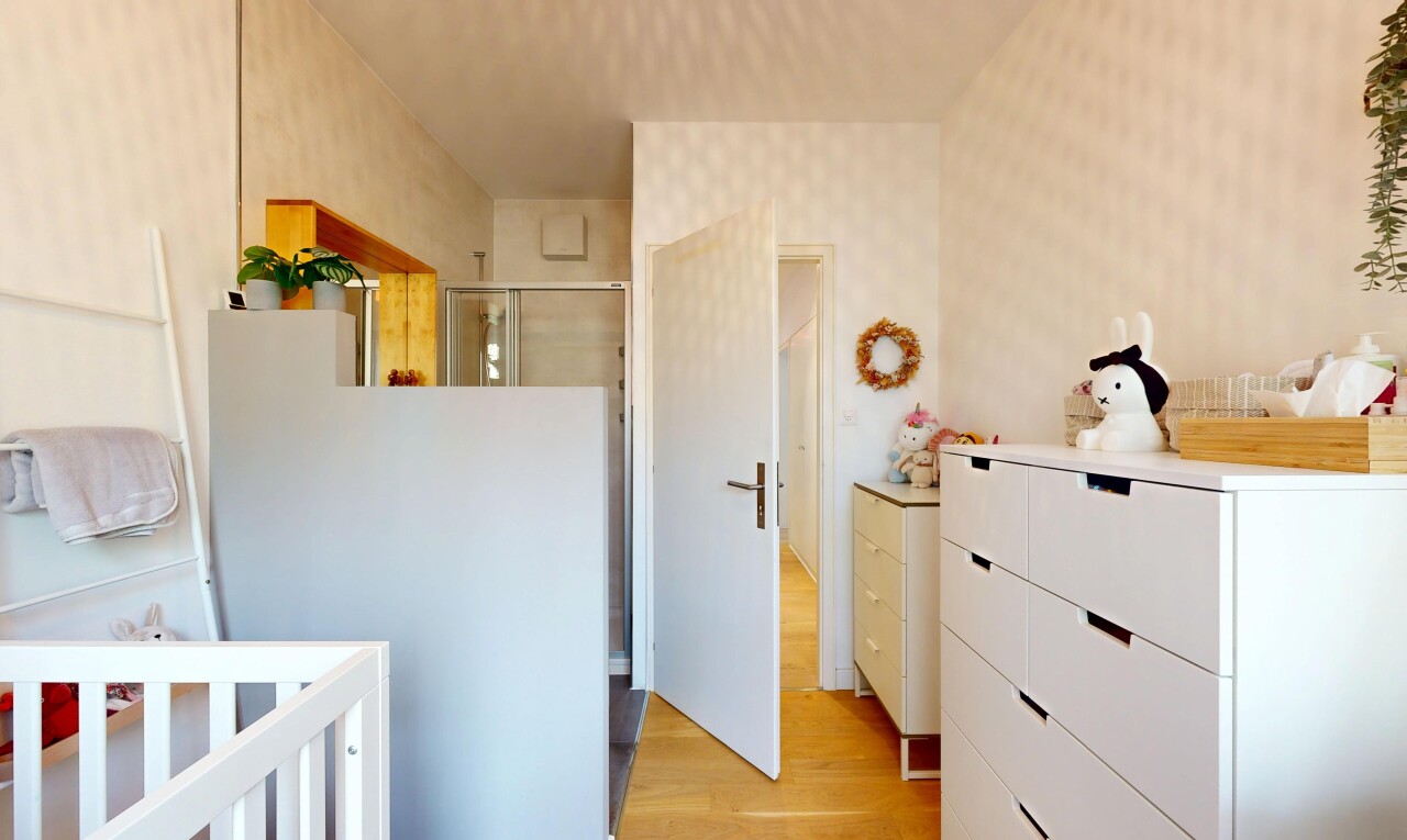 zimmer / schlafzimmer mit inside property, wood finish floor, holzfußboden, wallpaper wall, und tapetenwand