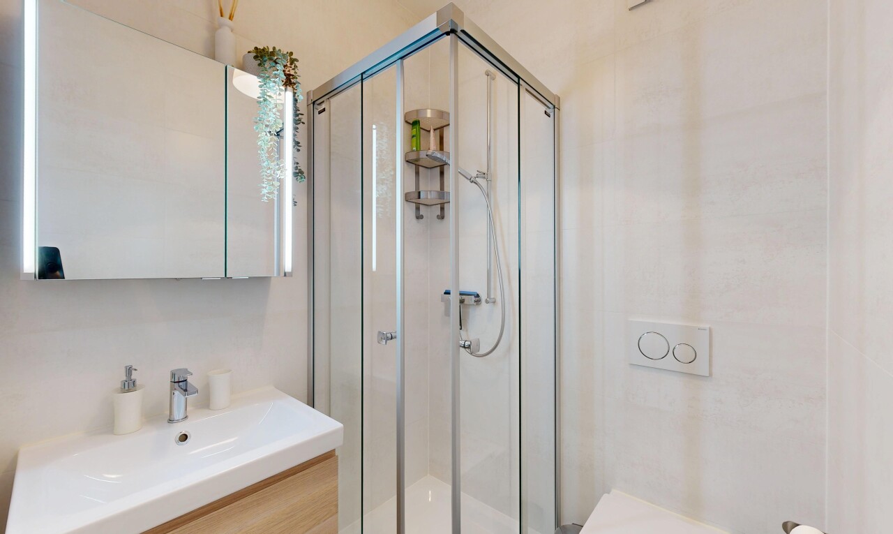 bad mit spiegel, komplettes badezimmer, dusche, inside property, und schminktisch