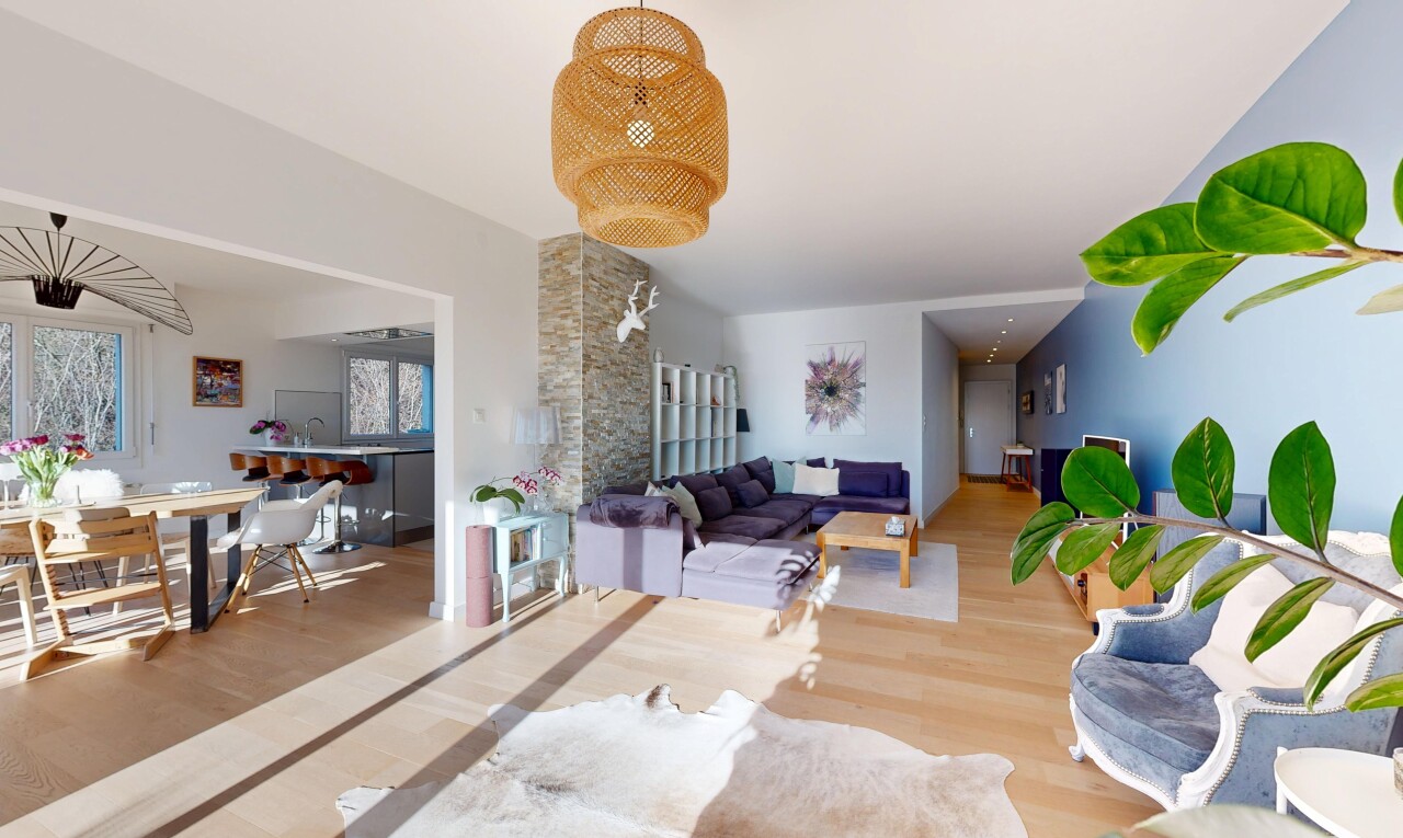 wohn- / esszimmer mit wood finish floor, holzfußboden, inside property, drywall, und gipskartonwand
