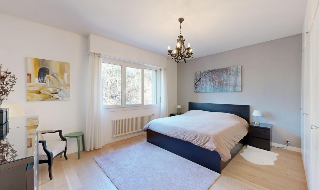 zimmer / schlafzimmer mit wood finish floor, holzfußboden, kühler, drywall, und gipskartonwand