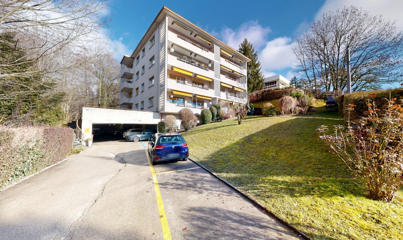 außenansicht mit blick auf wohnanlage, apartment complex view, day time, und from community