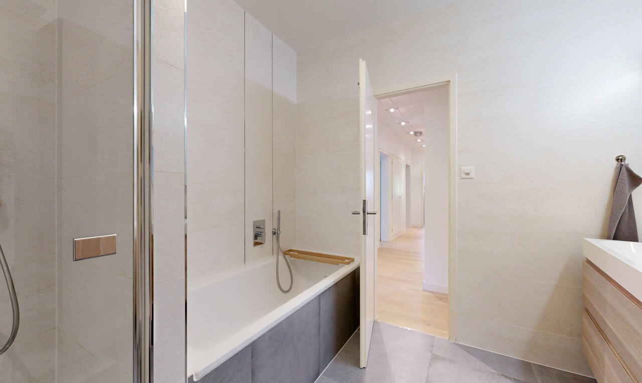 bad mit komplettes badezimmer, schminktisch, inside property, tile floor, und fliesenboden