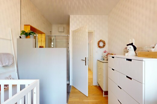 chambre avec inside property, wood finish floor, sol en finition bois, wallpaper wall, et mur en papier peint