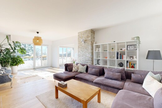 salon avec inside property, wood finish floor, sol en finition bois, natural light, et lumière naturelle