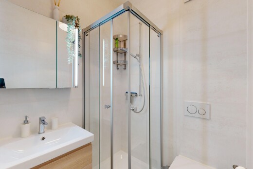 salle de bains avec miroir, salle de bain complète, douche, inside property, et lavabo (ou coiffeuse selon le contexte)