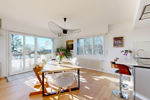 salle à manger avec inside property, radiateur, wood finish floor, sol en finition bois, et natural light