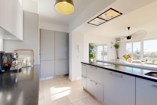 cuisine avec inside property, armoires à panneau plat, armoires grises, natural light, et lumière naturelle