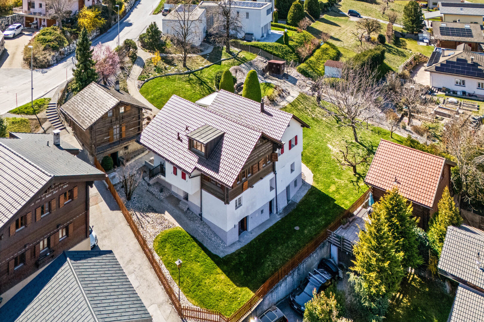 façade avec bardage en stuc, toit en tuiles, vue résidentielle, et residential view