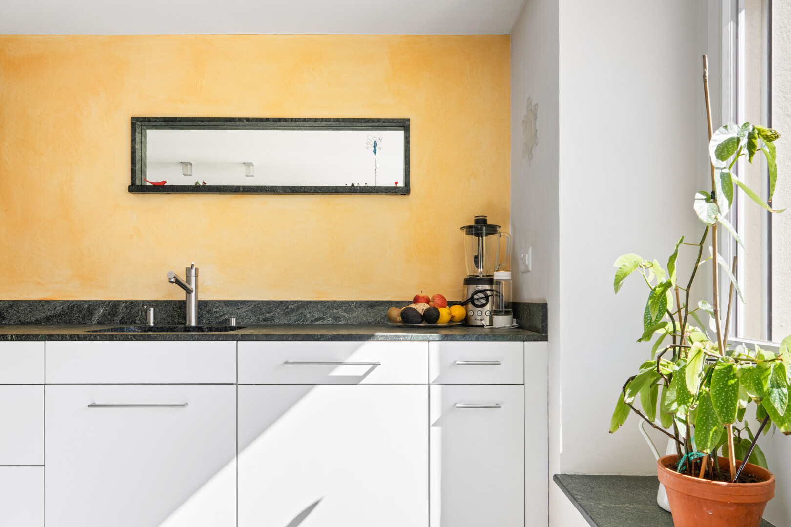 cuisine avec dark countertops, armoires blanches, white cabinets, cloison sèche, et drywall