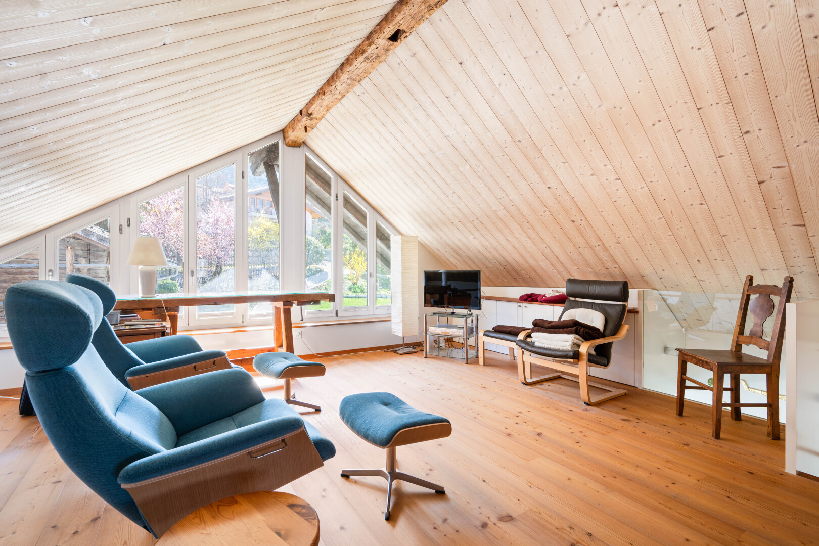bureau avec wood finish floor, télévision, vaulted ceiling, low ceiling, et lumière naturelle