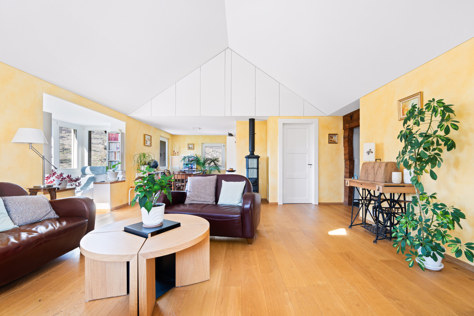 salon avec inside property, sol en finition bois, wood finish floor, plafond voûté, et vaulted ceiling