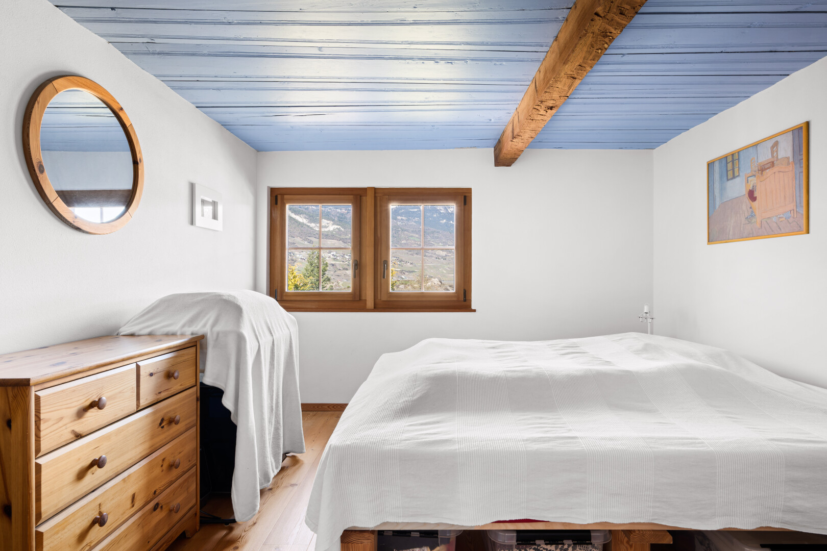 chambre avec drywall, cloison sèche, natural light, lumière naturelle, et wood finish floor