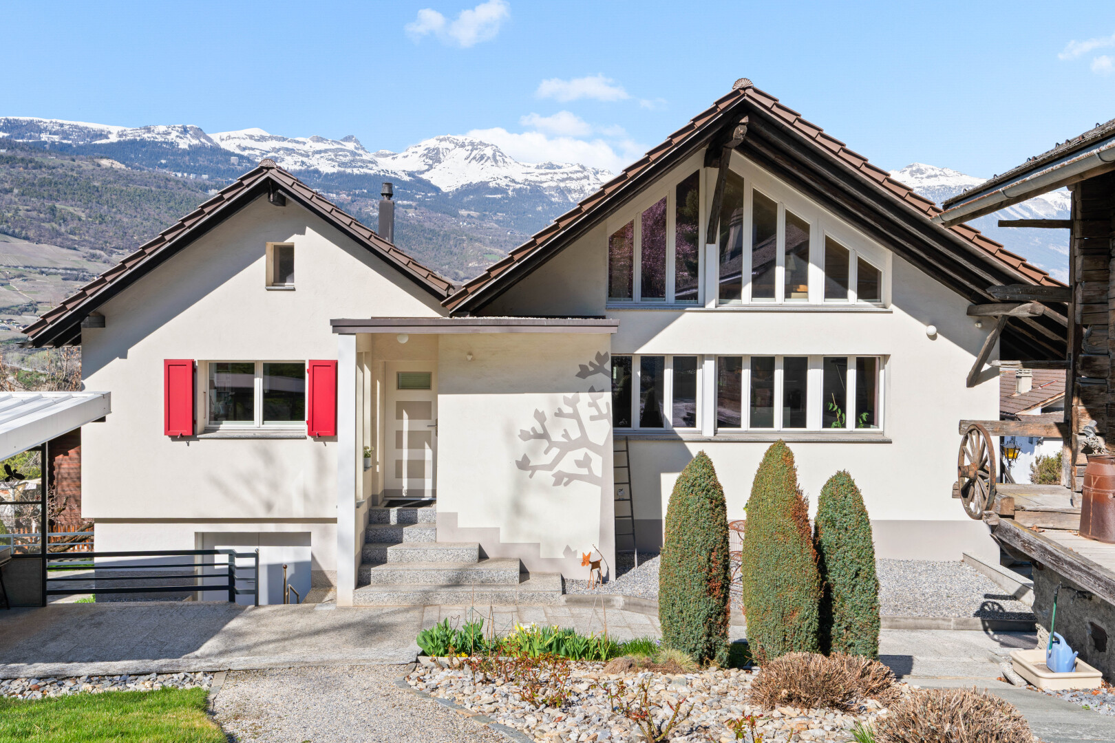 façade avec bardage en stuc, vue sur la montagne, mountain view, day time, et property visible