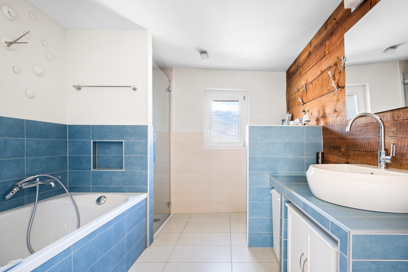salle de bains avec lavabo (ou coiffeuse selon le contexte), évier, salle de bain complète, cloison sèche, et drywall